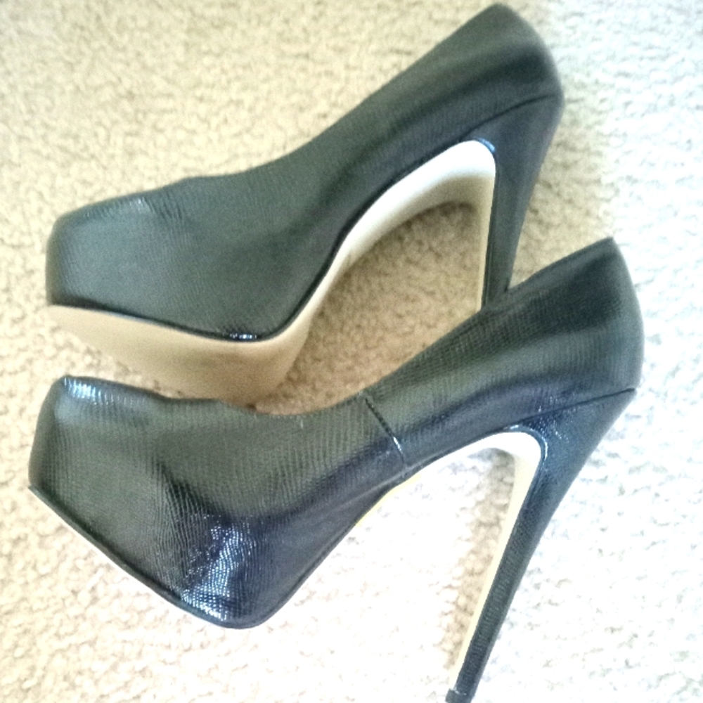 Size 8 Signature platform black pump